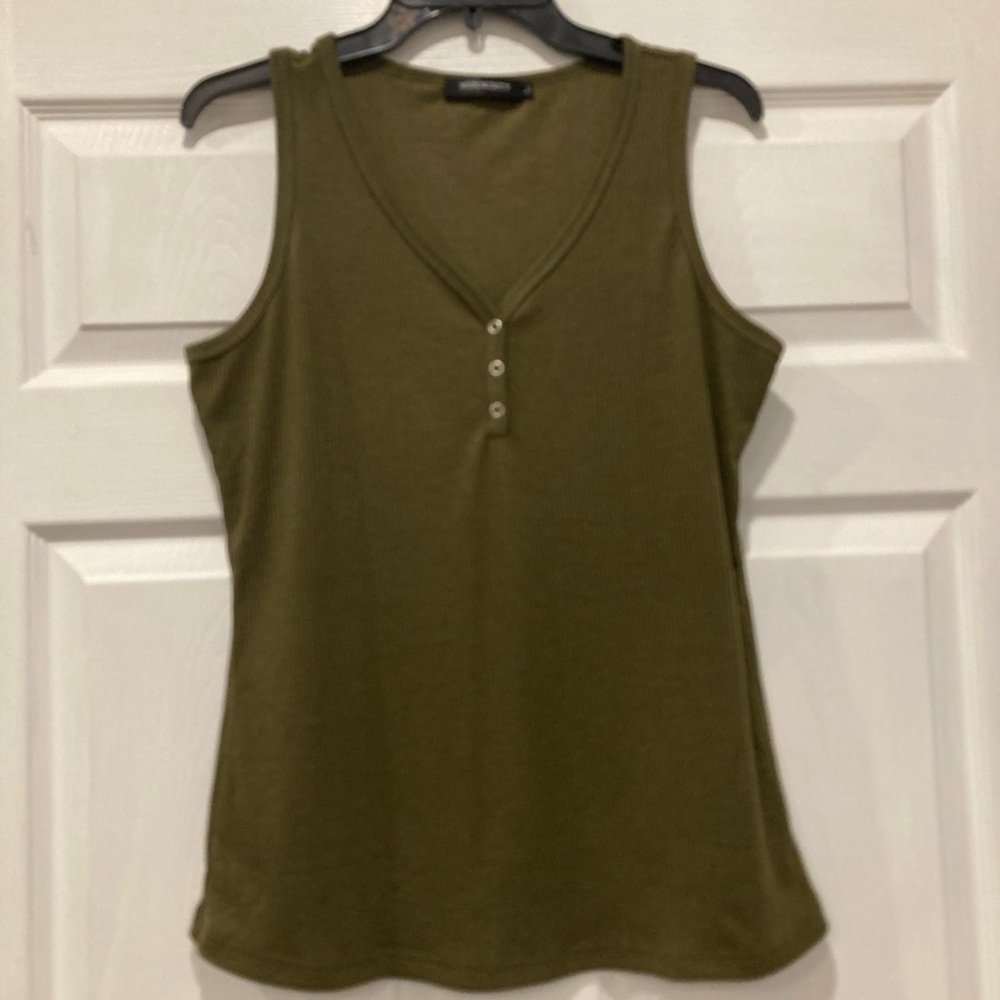 Olive Green Sleeveless V-Neck Tank Top 👙